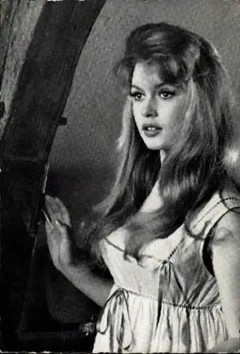 Ak Schauspielerin Brigitte Bardot, Portrait, Jung, Langes Haar
