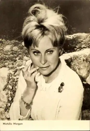 Ak Schauspielerin Michele Morgan, Portrait mit Zigarette