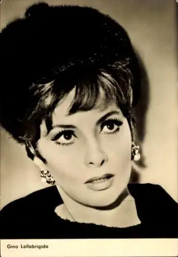 Ak Schauspielerin Gina Lollobrigida, Portrait, Der Glöckner von Notre Dame, Trapez