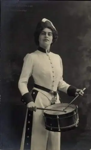 Ak Opernsängerin C. Hansen-Schulthess, Regimentstochter, Portrait in Uniform, Trommel