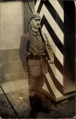 Foto Ak Deutscher Soldat in Uniform, Wachposten, Wache