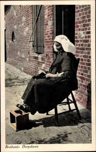 Ak Brabants Dorpsleven, Volkstracht, Frau beim Lesen