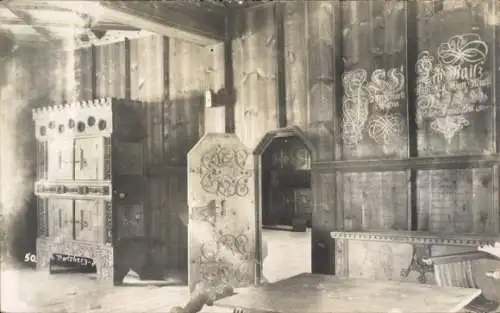 Foto Ak Schwaz in Tirol, historischer Innenraum, Tür, Schrank, Wandaufschriften