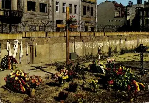 Ak Berlin Mitte, Berliner Mauer, Mahnmal Peter Fechter am Checkpoint Charlie
