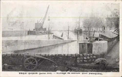 Ak Paris VII., Überschwemmungen 1910, Notdamm, Quai Malaquais