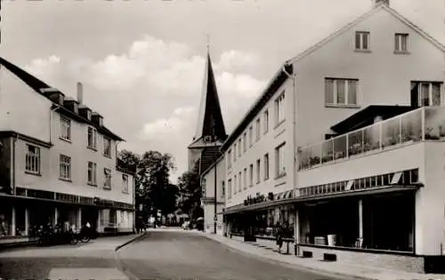 Ak Rahden in Ostwestfalen Lippe, Gerichtsstraße mit Blick zur Kirche, Hotel Braun, Geschäfte