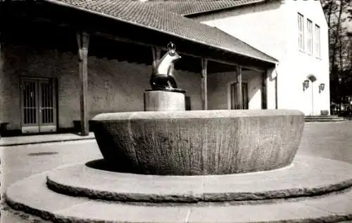 Ak Mittwald Espelkamp in Ostwestfalen Lippe, Ostlandschule, Brunnen