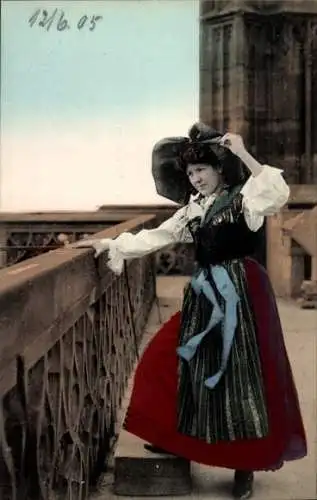 Ak Straßburg Elsass Bas Rhin, Plattform des Münster, Frau in Tracht