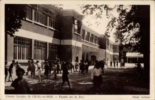 Ak Criel-sur-Mer Seine Maritime, Schulkolonie, Fassade am Park