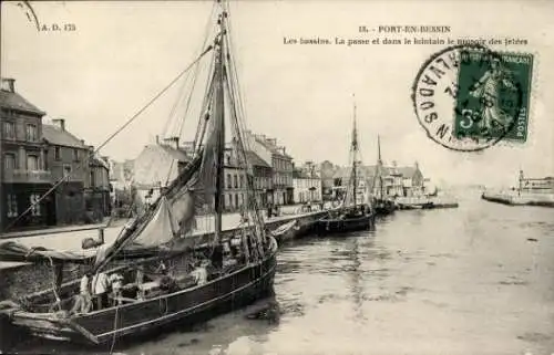 Ak Port-en-Bessin Calvados, die Becken, der Pass und in der Ferne der Molenkopf