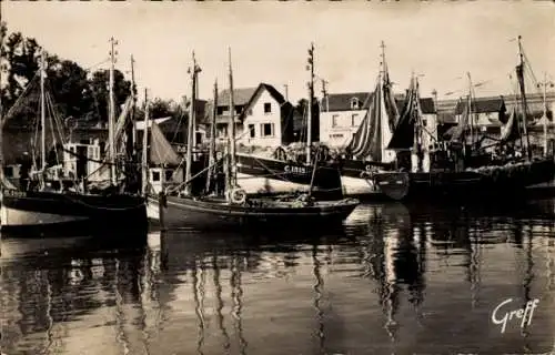Ak Port-en-Bessin Calvados, Boote am Dock
