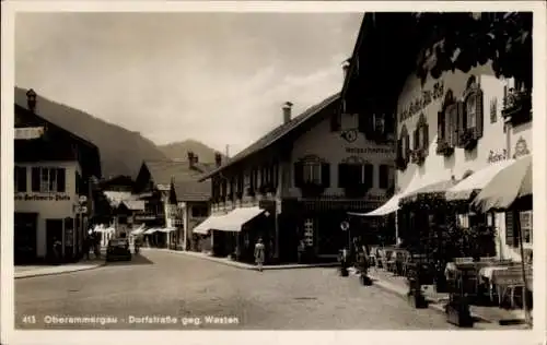 Ak Oberammergau in Oberbayern, Dorfstraße gegen Westen