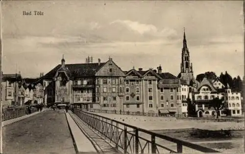 Ak Bad Tölz in Oberbayern, Ortsansicht von der Brücke, Kirche