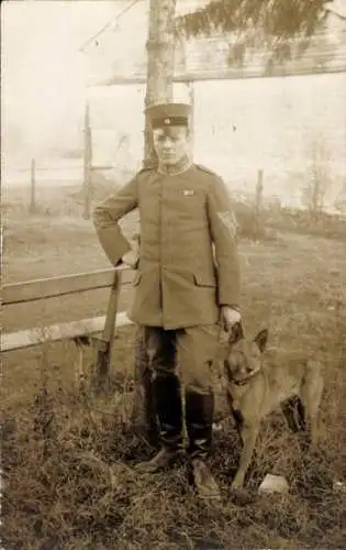 Foto Ak Deutscher Soldat in Uniform, Hundeführer