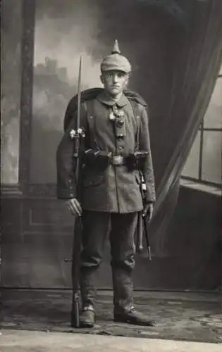 Foto Ak Deutscher Soldat in Uniform, Sturmsoldat, Volle Ausrüstung