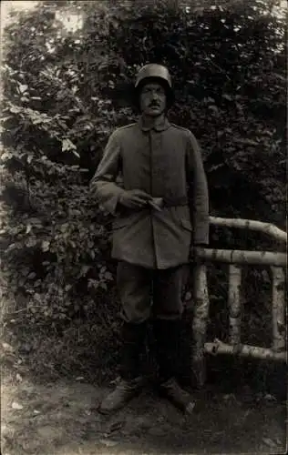 Foto Ak Deutscher Soldat in Uniform, Sturmsoldat, Stahlhelm
