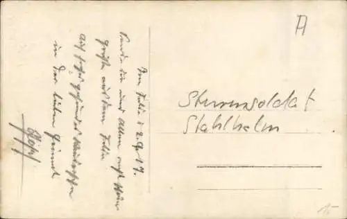 Foto Ak Deutscher Soldat in Uniform, Sturmsoldat, Stahlhelm