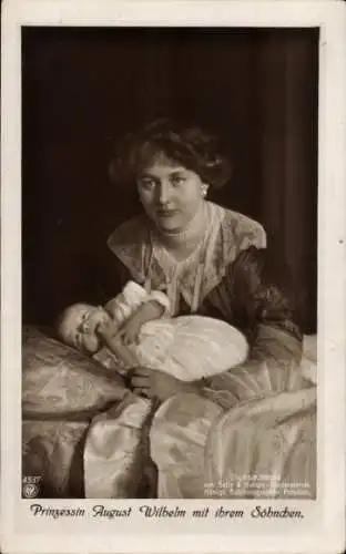 Ak Prinzessin August Wilhelm von Preußen, Alexandra Viktoria mit Sohn Alexander Ferdinand, NPG 4537
