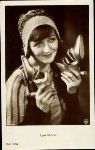 Ak Schauspielerin Lya Mara, Portrait, Pumps in der Hand