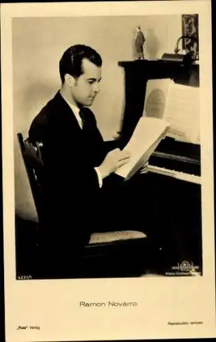 Ak Schauspieler Ramon Novarro, Portrait, Klavier