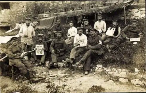 Foto Ak Deutsche Soldaten in Uniform, Gruppenbild, Sanitäter, Verwundete, Unterstand, Zeitung