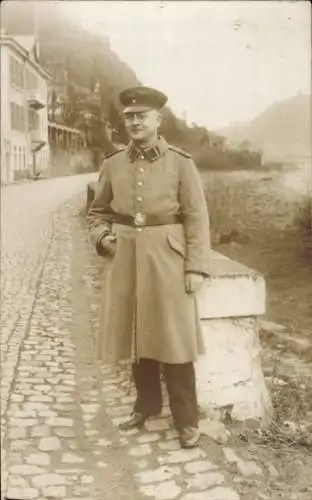 Foto Ak Rolandseck Remagen, Mann in Uniformmantel, Standportrait