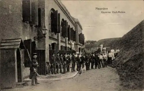 Ak Naarden Nordholland Niederlande, Kaserne Oud-Molen, Soldaten