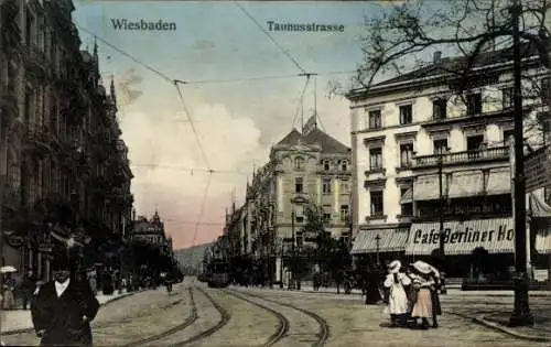 Ak Wiesbaden in Hessen, Taunusstraße, Café Berliner Hof, Straßenbahn