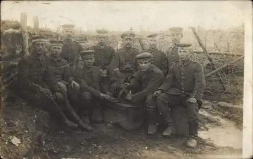 Foto Ak Deutsche Soldaten in Uniform, Schützengraben, Stacheldraht, Granatwerfer