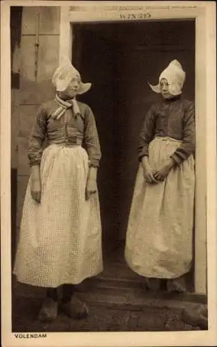 Ak Volendam Nordholland, Zwei Niederländerinnen in Trachten