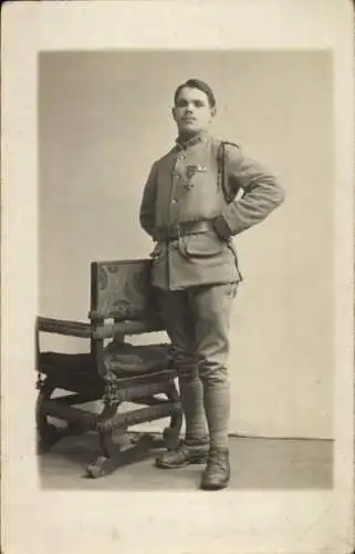 Foto Ak Soldat in Uniform mit Schützenschnur und Orden, Standportrait