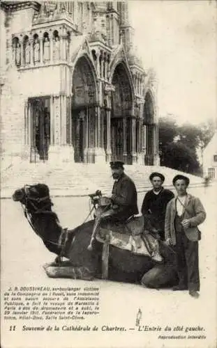 Ak Chartres Eure et Loir, Cathedrale, Entree du cote gauche, Männer auf einem Kamel