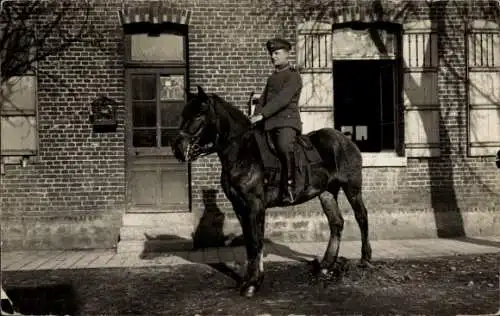 Foto Ak Deutscher Soldat in Uniform auf einem Pferd