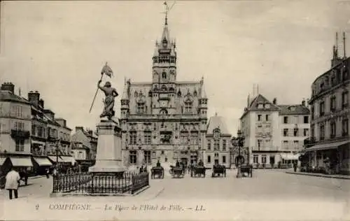 Ak Compiègne Oise, Place de l'Hotel de Ville, Statue