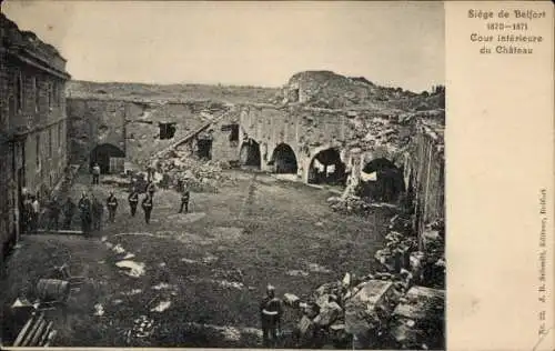 Ak Belfort Beffert Beffort Territoire de Belfort, Belagerung 1870-1871, Schloss, Innenhof, Soldaten