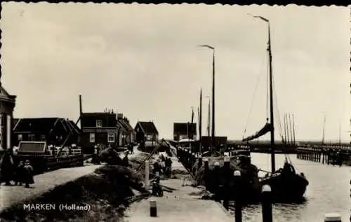 Ak Marken Nordholland, Blick auf den Hafen, Fischerboote, Häuser