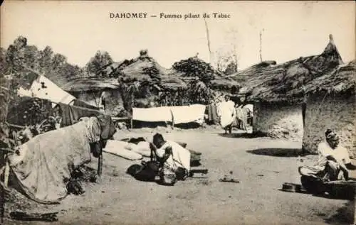 Ak Dahomey Benin, Frauen, die Tabak schlagen