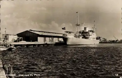 Ak Djibouti Dschibuti, Une vue du Port, Hafen mit Dampfer, Lagerhalle