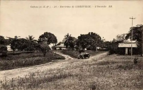 Ak Libreville Gabun, L'Owendo, Straßenpartie, Kolonist im Auto