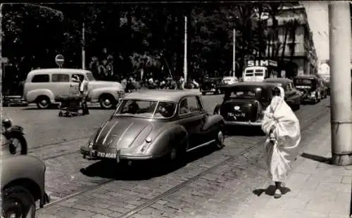 Ak Algier Algiers Algerian, Boulevard de la Republique und Square Bresson, verschleierte Frau, Autos