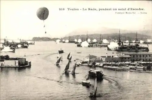 Ak Toulon, Entree du Port, La Rade pendant un salut d'Escadre, Kriegsschiffe, Salutschüsse, Ballon