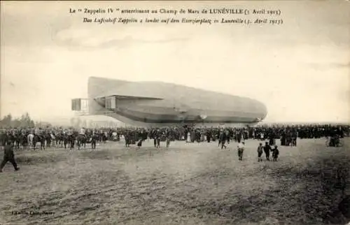 Ak Der Zeppelin IV landet 1913 auf dem Champ de Mars in Luneville