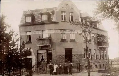 Foto Ak Berlin Schöneberg, Personen vor einem Wohnhaus