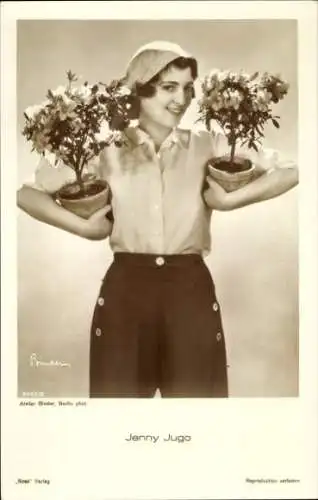 Ak Schauspielerin Jenny Jugo, Portrait mit zwei Blumentöpfen im Arm, Ross Verlag 5063/2