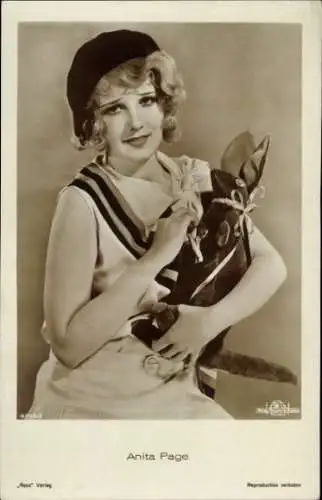 Ak Schauspielerin Anita Page, Portrait mit Stofftier-Känguru