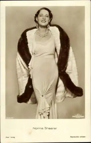 Ak Schauspielerin Norma Shearer, Portrait, Cape
