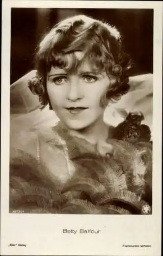 Ak Schauspielerin Betty Balfour, Portrait, Federn