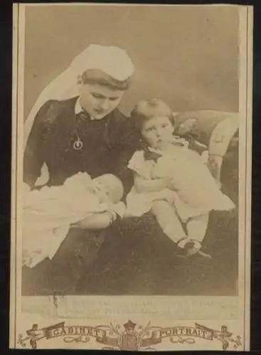 Cabinet Foto Prinzessin Helene v.  Albany, geb. v. Waldeck-Pyrmont mit Ihren Kindern Alice u. Karl E