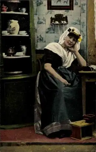 Ak Frau in niederländischer Tracht, Küche, Geschirr