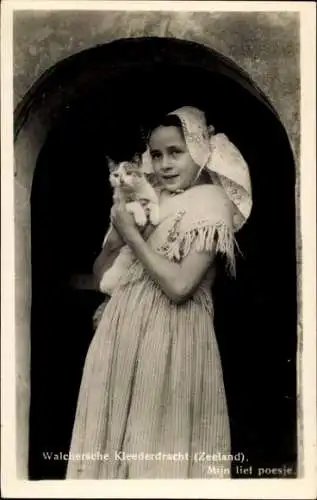 Ak Walcheren Zeeland, Mädchen in Tracht, Katze